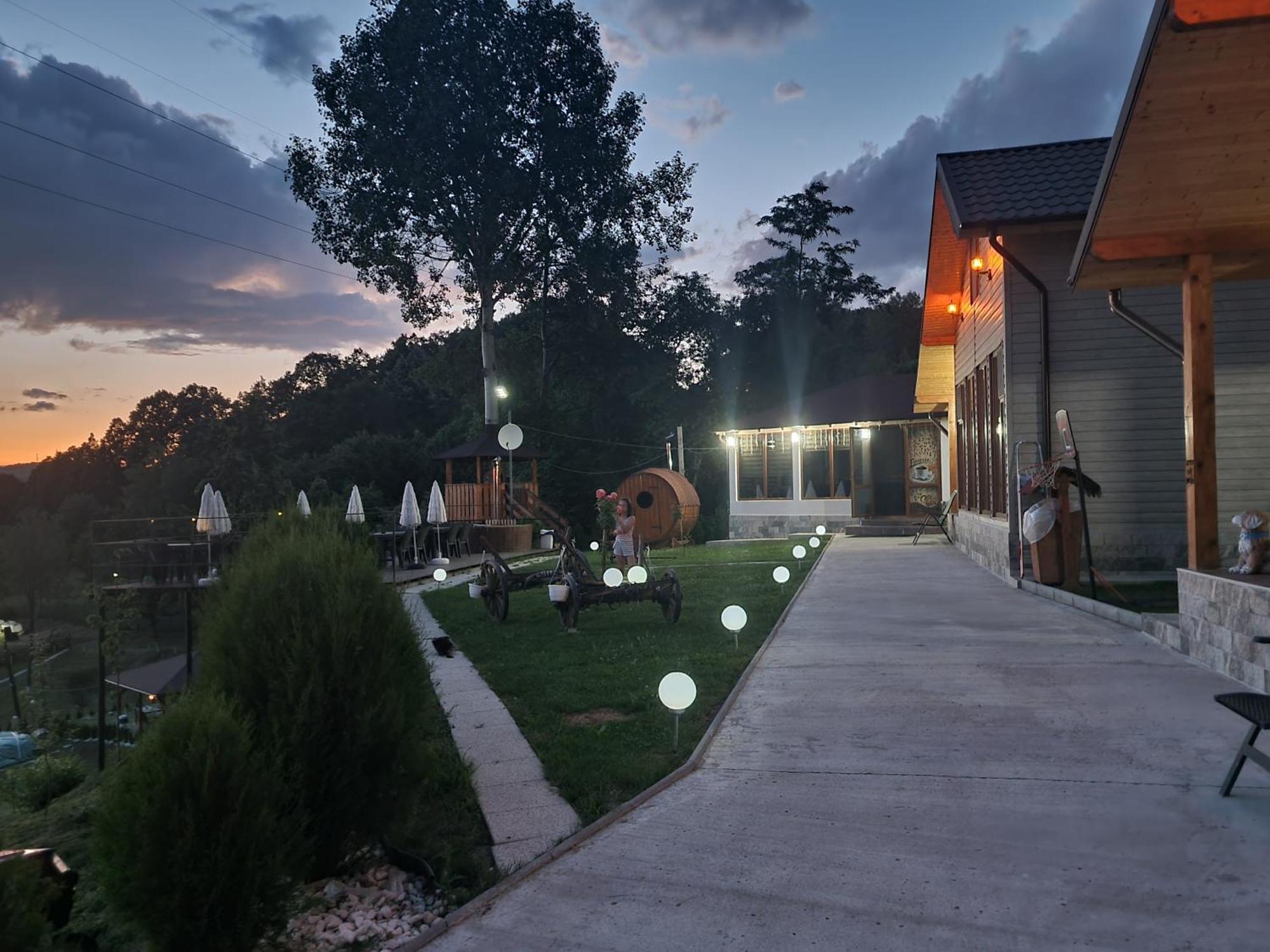 La Maria Si Ioana Apartamento Curtea de Argeş Exterior foto